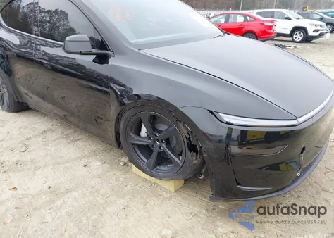 2026 Tesla Model Y Long Range Dual Motor All-Wheel Drive z USA, uszkodzony, nr VIN 7SAYGDED2TA446609